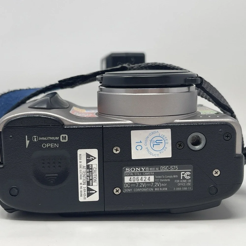 Sony Silver Cyber shot Camera DSC-S75 Carl Zeiss MPEGmovieEX New battery/charger